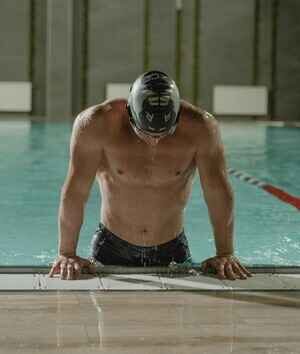 does swimming build muscle